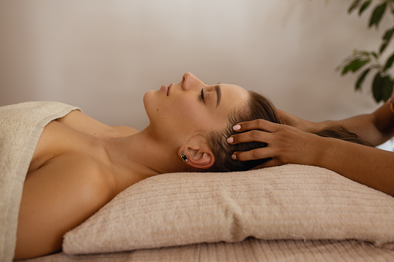 Kobieta podczas masażu glowy